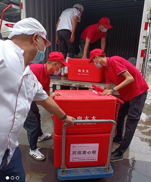 抗疫愛(ài)心餐裝車(chē)配送